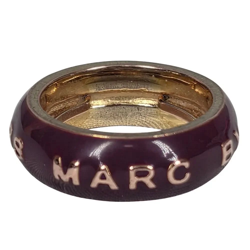 MARC BY MARC JACOBS RARE PURPLE ENAMEL GOLD TONE LOGO RING – SIZE 7